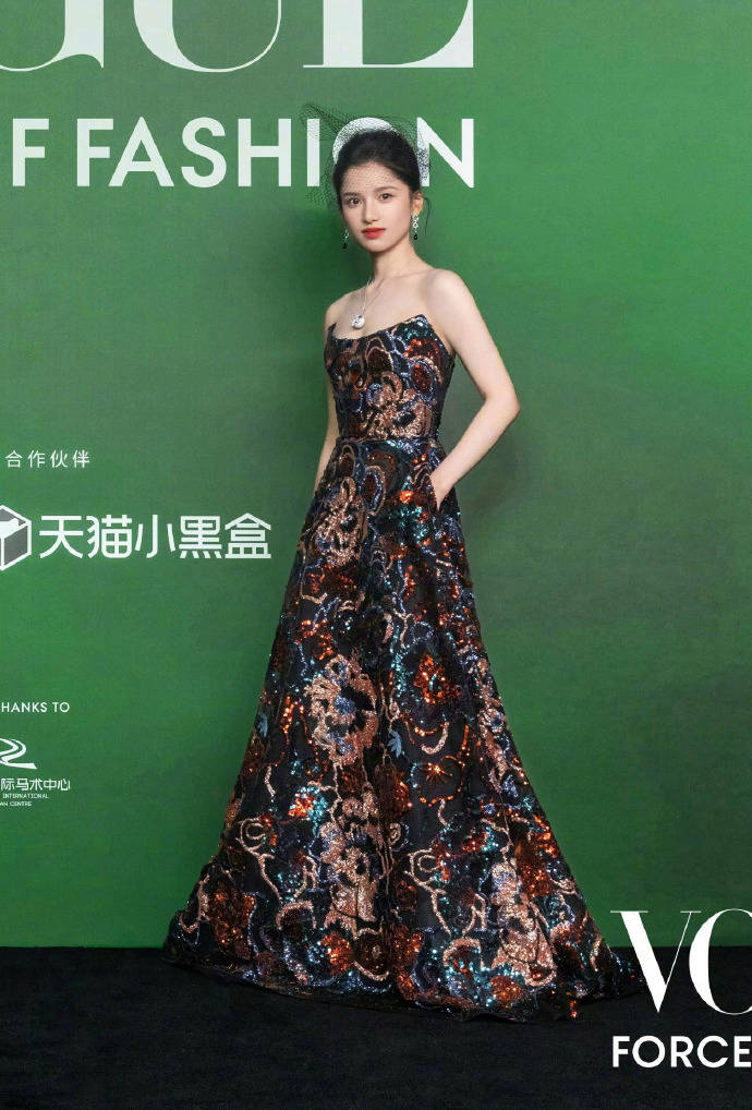 刘亦菲头顶满天星、周冬雨大胆透视装、杨幂顶级高定...VOGUE红毯谁赢了<strong></p>
<p>发布教程</strong>?