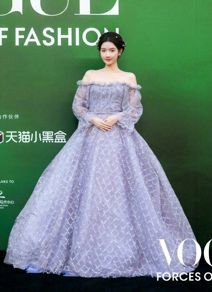 刘亦菲头顶满天星、周冬雨大胆透视装、杨幂顶级高定...VOGUE红毯谁赢了<strong></p>
<p>发布教程</strong>?