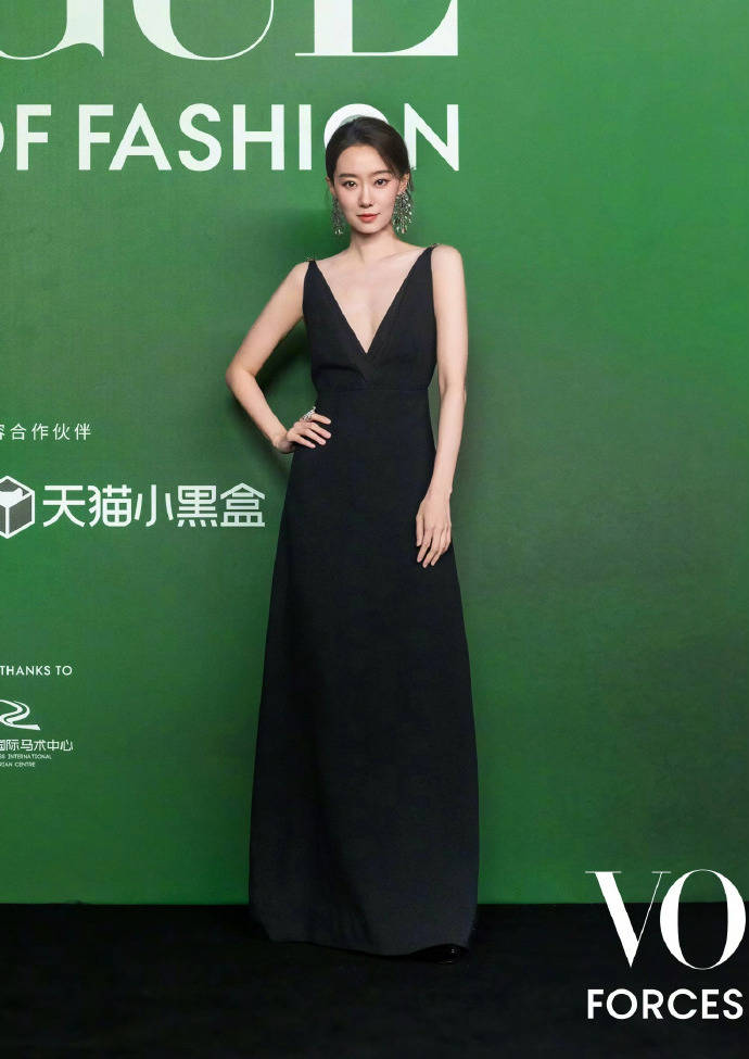 刘亦菲头顶满天星、周冬雨大胆透视装、杨幂顶级高定...VOGUE红毯谁赢了<strong></p>
<p>发布教程</strong>?