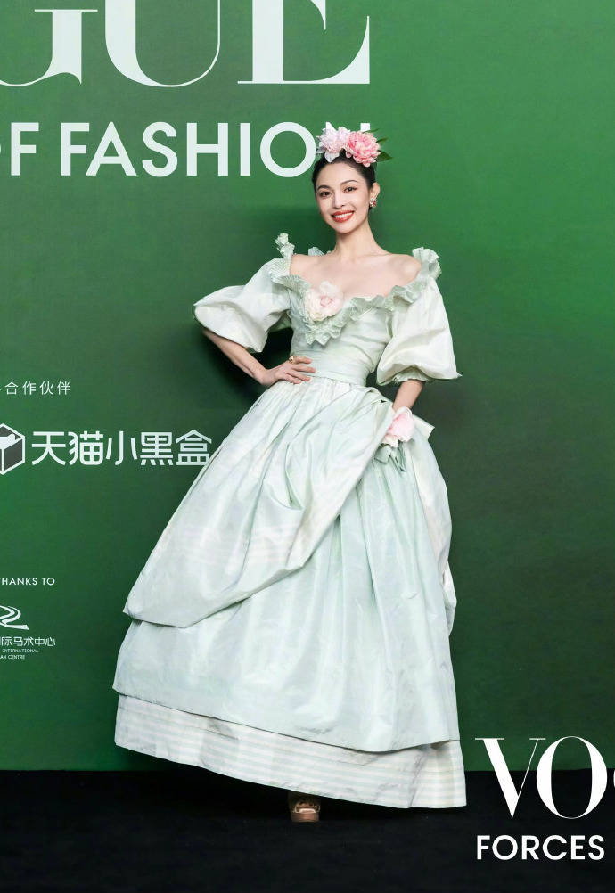刘亦菲头顶满天星、周冬雨大胆透视装、杨幂顶级高定...VOGUE红毯谁赢了<strong></p>
<p>发布教程</strong>?