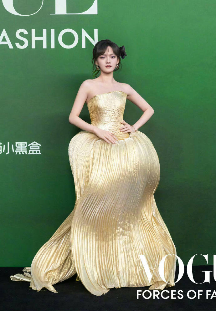 刘亦菲头顶满天星、周冬雨大胆透视装、杨幂顶级高定...VOGUE红毯谁赢了<strong></p>
<p>发布教程</strong>?