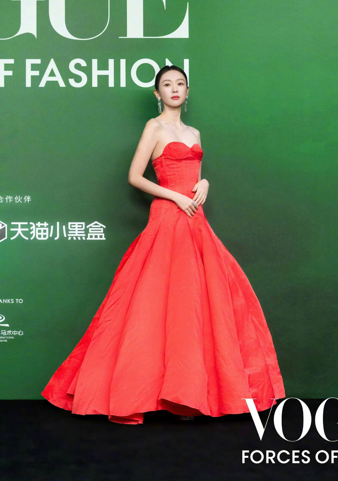 刘亦菲头顶满天星、周冬雨大胆透视装、杨幂顶级高定...VOGUE红毯谁赢了<strong></p>
<p>发布教程</strong>?