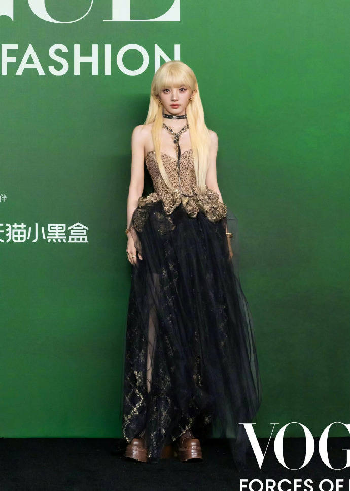 刘亦菲头顶满天星、周冬雨大胆透视装、杨幂顶级高定...VOGUE红毯谁赢了<strong></p>
<p>发布教程</strong>?