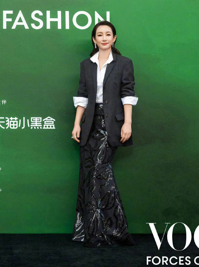 刘亦菲头顶满天星、周冬雨大胆透视装、杨幂顶级高定...VOGUE红毯谁赢了<strong></p>
<p>发布教程</strong>?