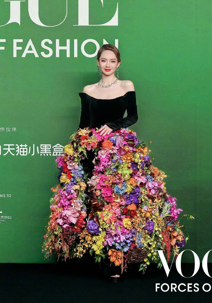 刘亦菲头顶满天星、周冬雨大胆透视装、杨幂顶级高定...VOGUE红毯谁赢了<strong></p>
<p>发布教程</strong>?