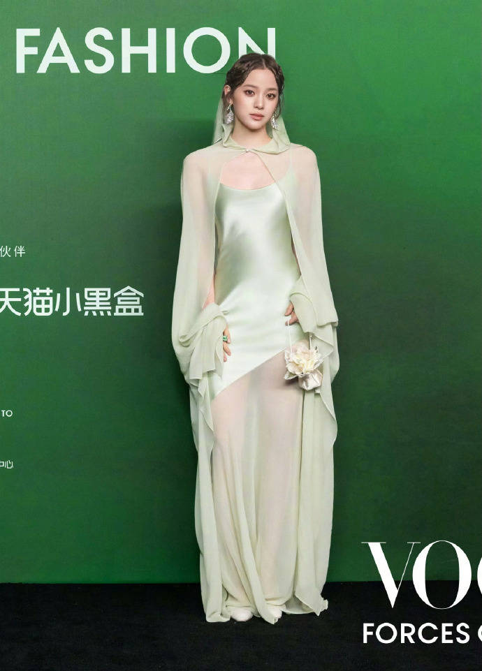 刘亦菲头顶满天星、周冬雨大胆透视装、杨幂顶级高定...VOGUE红毯谁赢了<strong></p>
<p>发布教程</strong>?