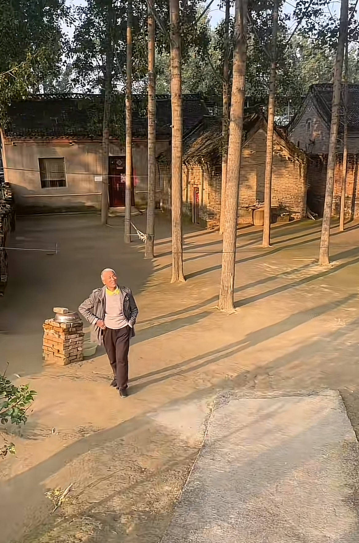 河南一大爷的院子因干净成网红打卡地<strong></p>
<p>发布教程</strong>，网友：像极了小时候家的样子，想拖鞋光脚丫子走