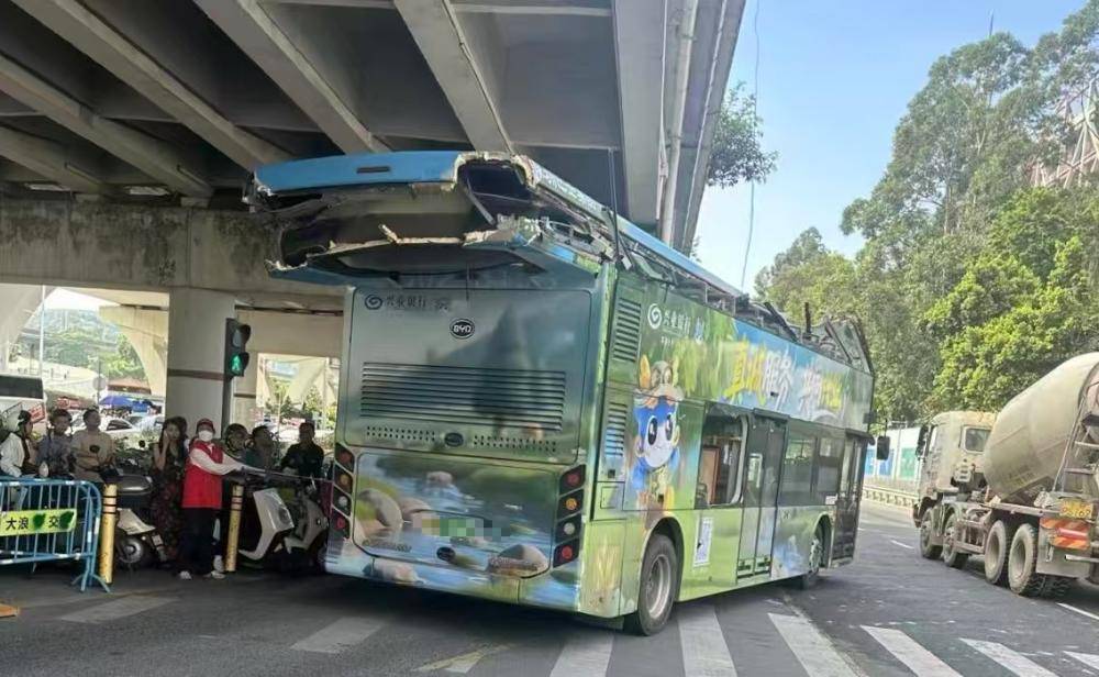 深圳一辆双层巴士高架桥下遭“剃头”<strong></p>
<p>虚拟币发行风险</strong>,玻璃碎片散落一地,多方回应
