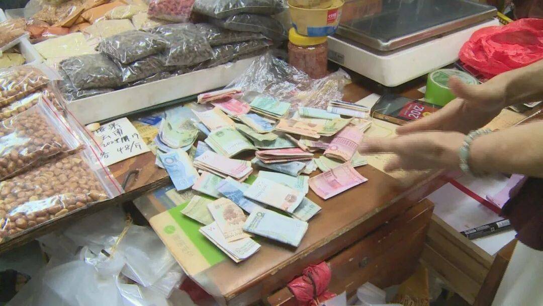 广东一男子两三年持续往批发店无故扔钱<strong></p>
<p>虚拟币发行风险</strong>，店主：每次他都不承认，还钱还把钱送回来