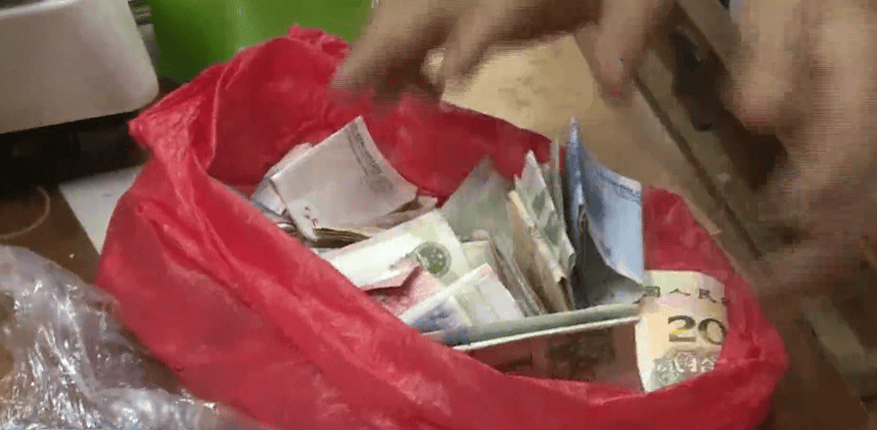 广东一男子两三年持续往批发店无故扔钱<strong></p>
<p>虚拟币发行风险</strong>，店主：每次他都不承认，还钱还把钱送回来