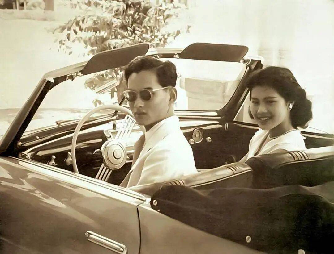 泰国王太后诗丽吉去世<strong></p>
<p>虚拟币发行风险</strong>,留下19顶奢华王冠和她的传奇一生