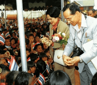 泰国王太后诗丽吉去世<strong></p>
<p>虚拟币发行风险</strong>,留下19顶奢华王冠和她的传奇一生