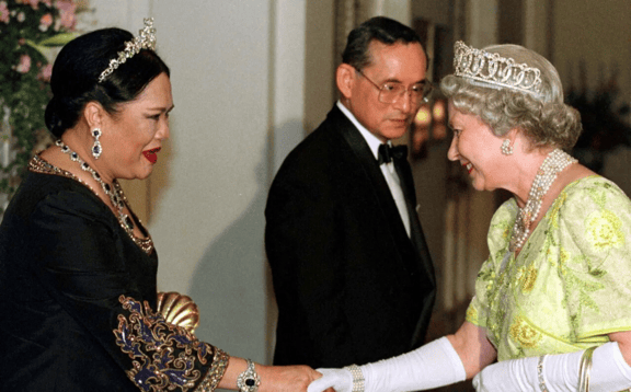 泰国王太后诗丽吉去世<strong></p>
<p>虚拟币发行风险</strong>,留下19顶奢华王冠和她的传奇一生