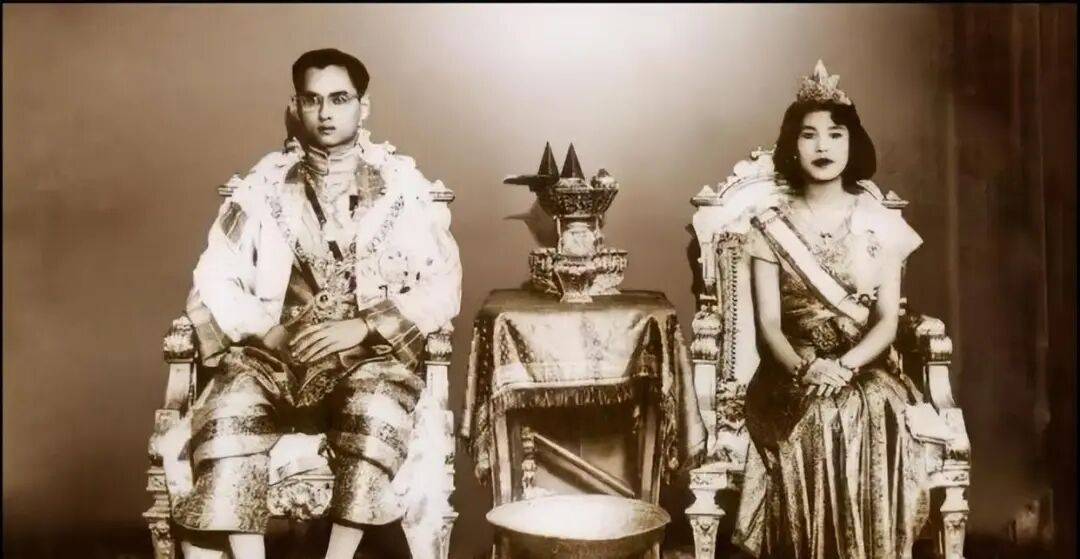 泰国王太后诗丽吉去世<strong></p>
<p>虚拟币发行风险</strong>,留下19顶奢华王冠和她的传奇一生