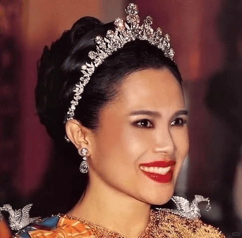 泰国王太后诗丽吉去世<strong></p>
<p>虚拟币发行风险</strong>,留下19顶奢华王冠和她的传奇一生