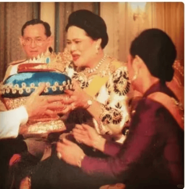 泰国王太后诗丽吉去世<strong></p>
<p>虚拟币发行风险</strong>,留下19顶奢华王冠和她的传奇一生