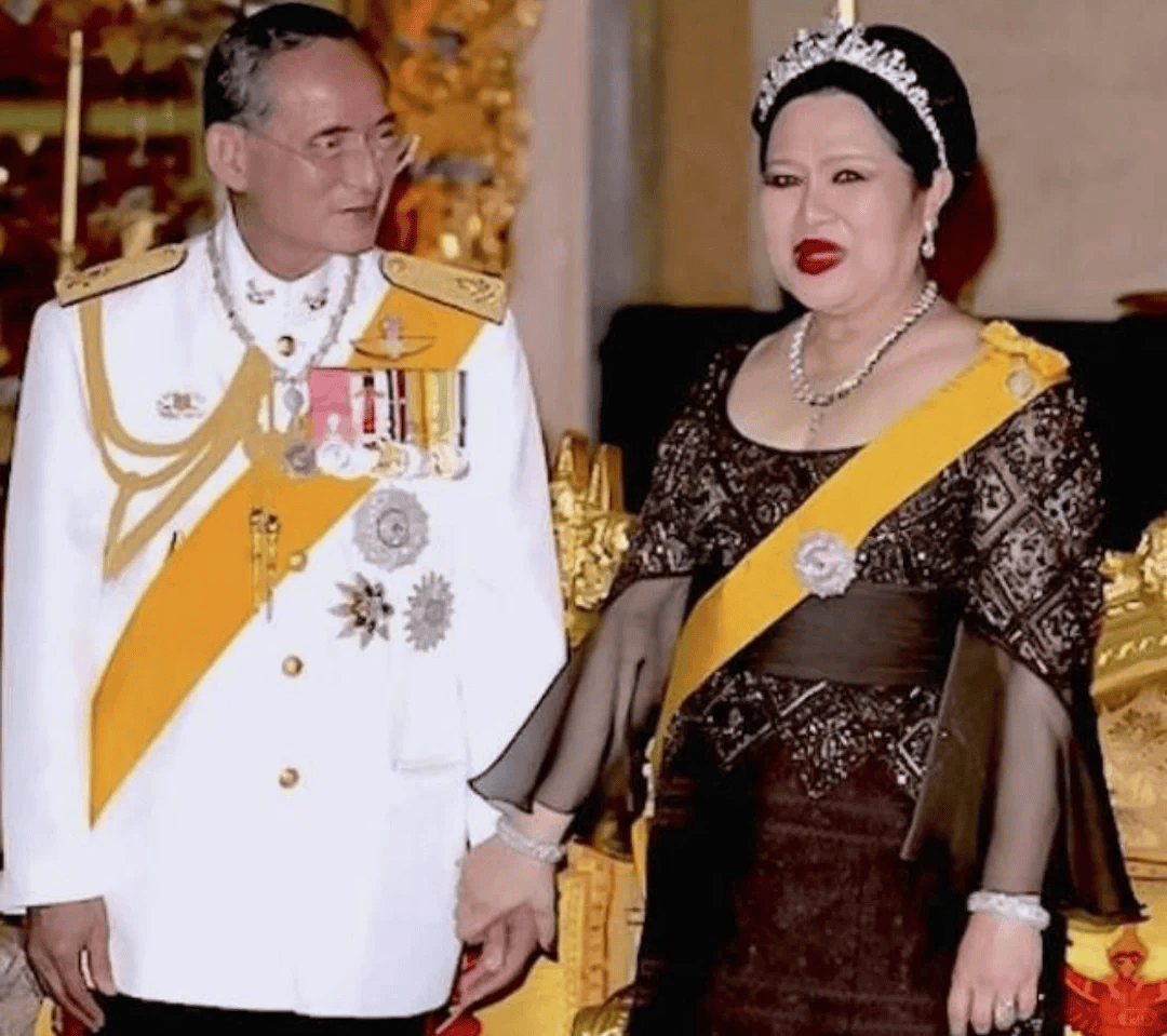 泰国王太后诗丽吉去世<strong></p>
<p>虚拟币发行风险</strong>,留下19顶奢华王冠和她的传奇一生