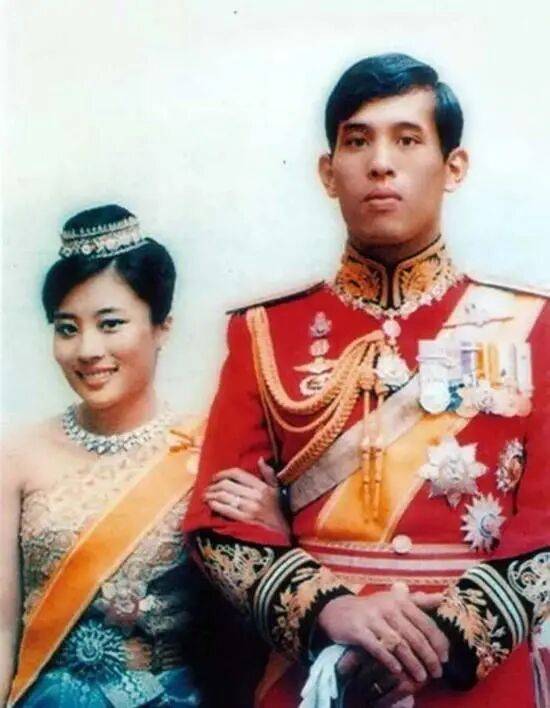 泰国王太后诗丽吉去世<strong></p>
<p>虚拟币发行风险</strong>,留下19顶奢华王冠和她的传奇一生