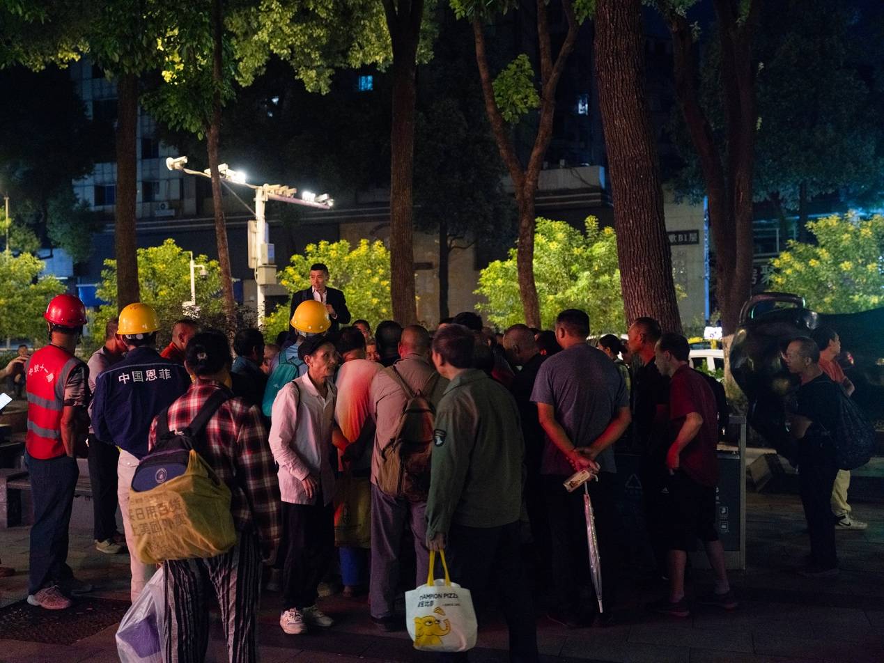 <strong></p>
<p>虚拟币如何低买高卖</strong>他们挤在8元一晚的旅店 几百人抢一个活