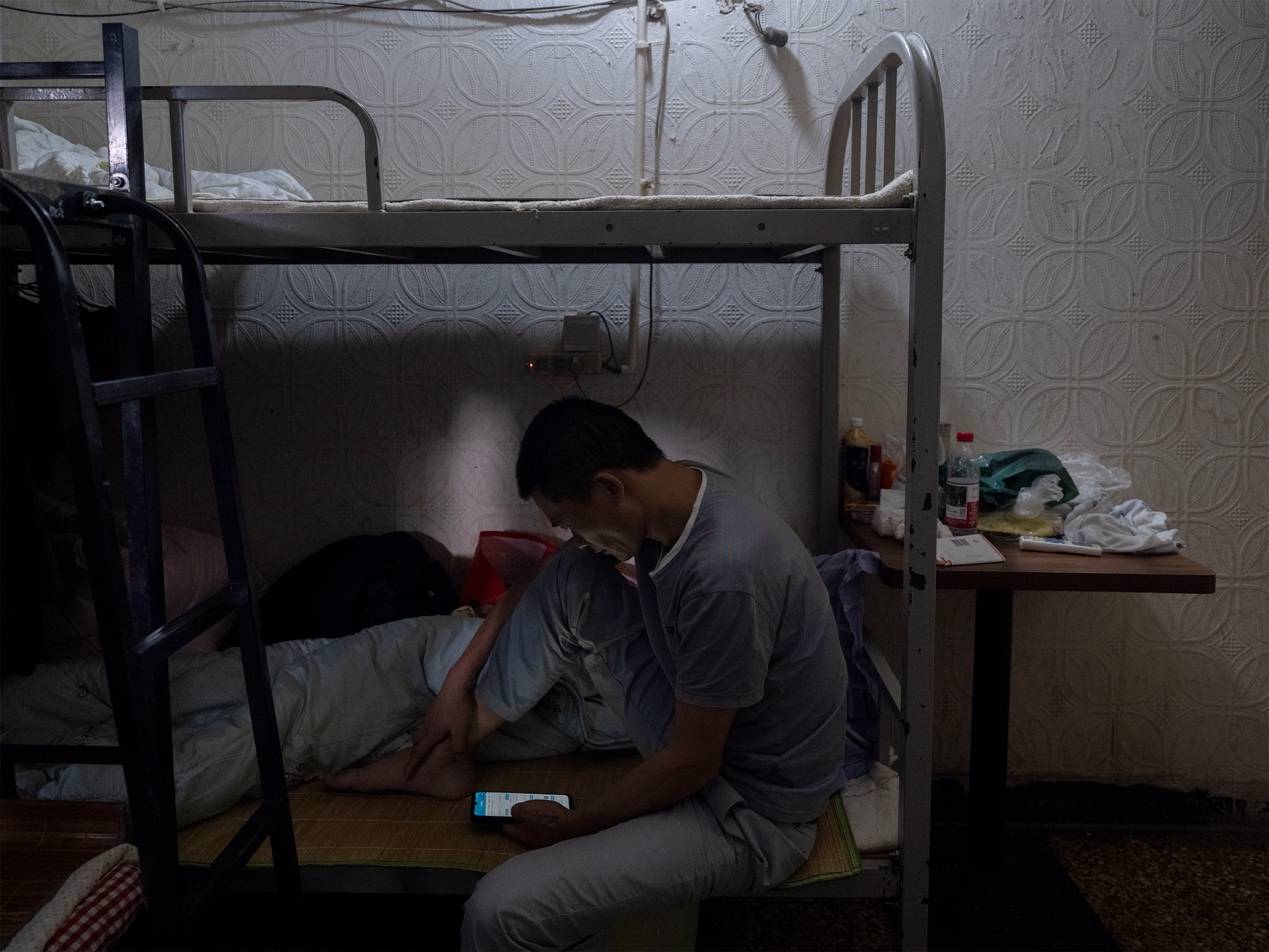 <strong></p>
<p>虚拟币如何低买高卖</strong>他们挤在8元一晚的旅店 几百人抢一个活