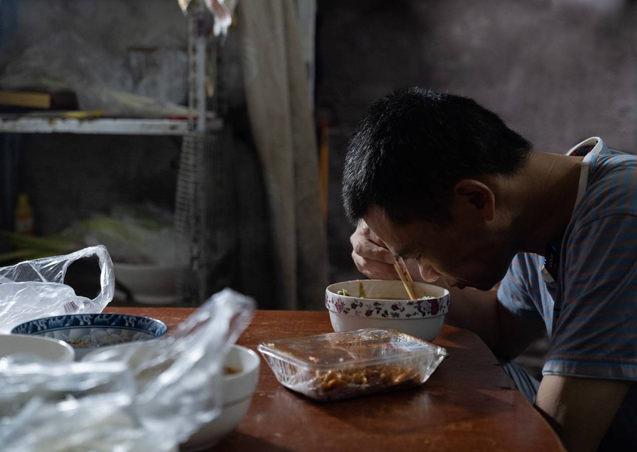 <strong></p>
<p>虚拟币如何低买高卖</strong>他们挤在8元一晚的旅店 几百人抢一个活