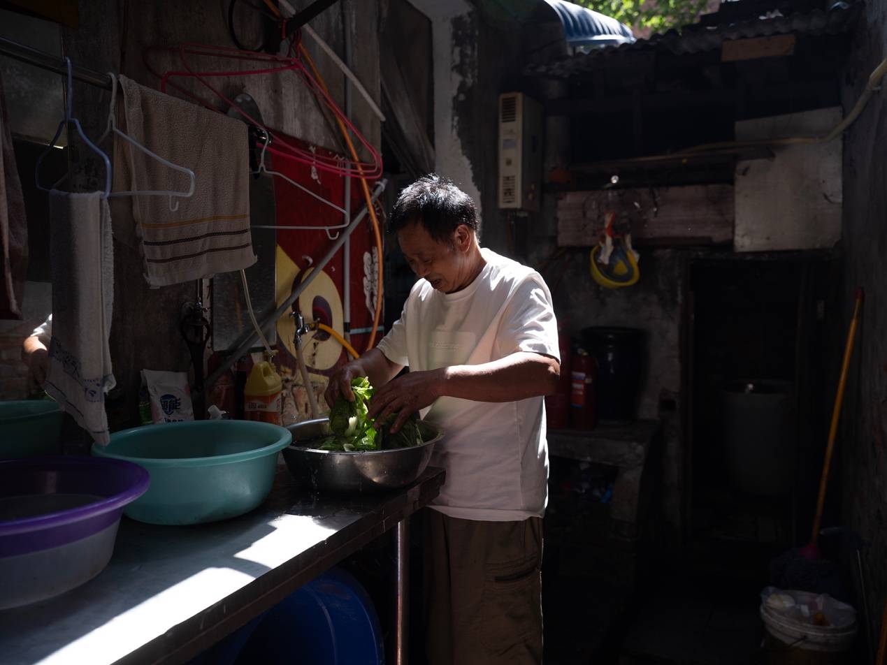 <strong></p>
<p>虚拟币如何低买高卖</strong>他们挤在8元一晚的旅店 几百人抢一个活