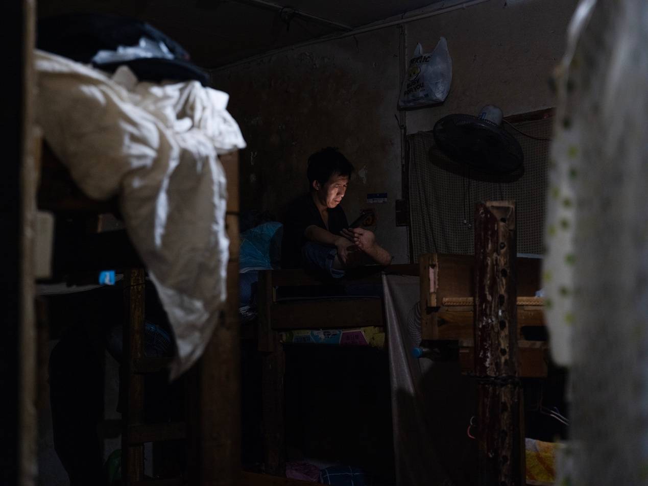 <strong></p>
<p>虚拟币如何低买高卖</strong>他们挤在8元一晚的旅店 几百人抢一个活