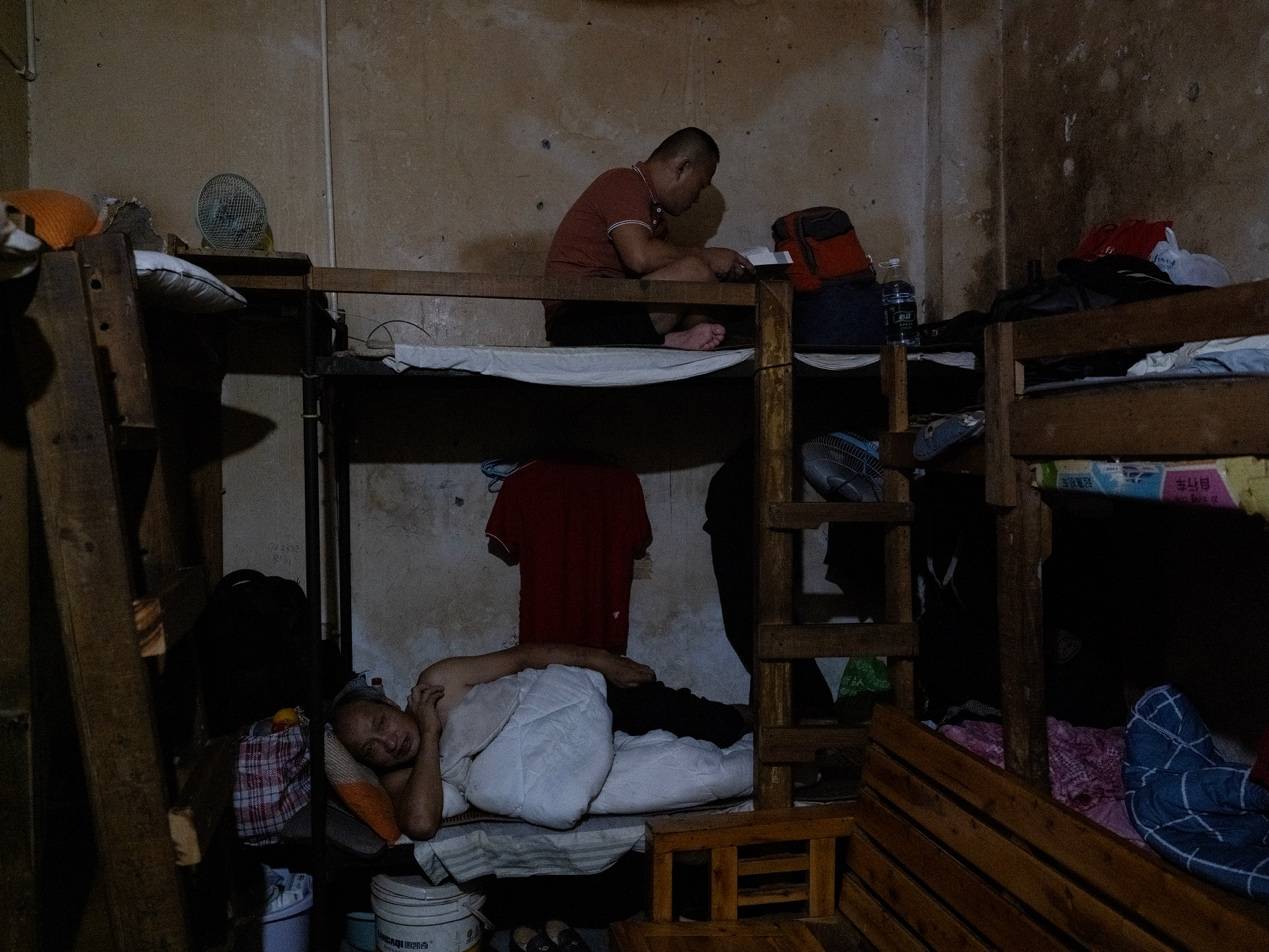 <strong></p>
<p>虚拟币如何低买高卖</strong>他们挤在8元一晚的旅店 几百人抢一个活