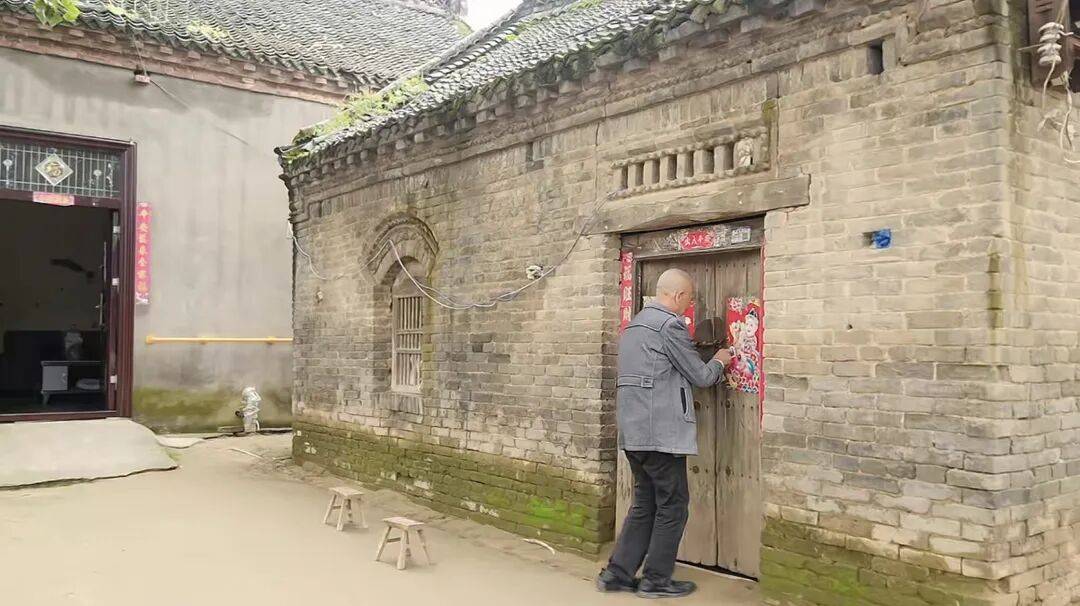 河南66岁大爷500平院子凭 “极致干净” 成网红打卡点<strong></p>
<p>洋老板商城虚拟币</strong>,网友来时他满脸笑容带进参观