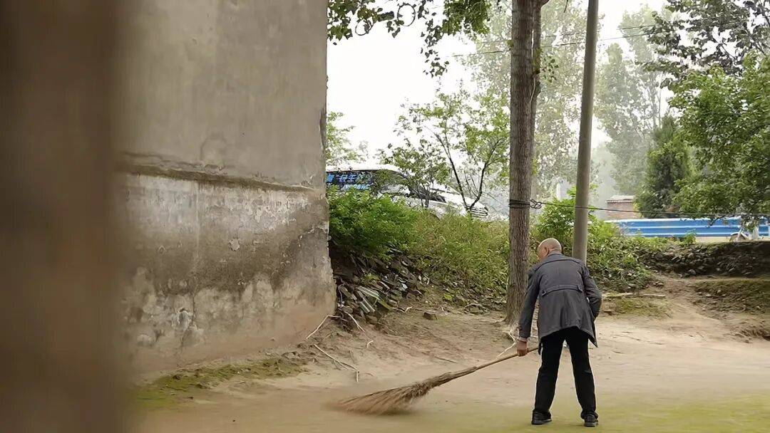河南66岁大爷500平院子凭 “极致干净” 成网红打卡点<strong></p>
<p>洋老板商城虚拟币</strong>,网友来时他满脸笑容带进参观