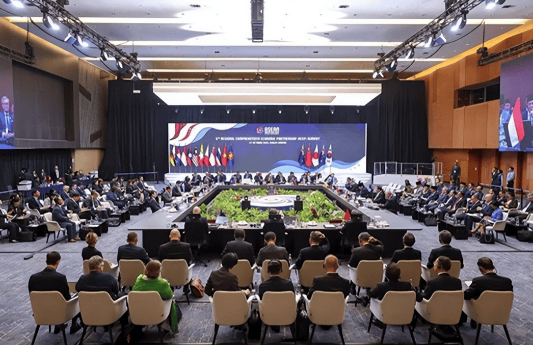 终于送走特朗普<strong></p>
<p>虚拟火币</strong>，东盟把中国代表请进会议室，二话不说签重磅协议