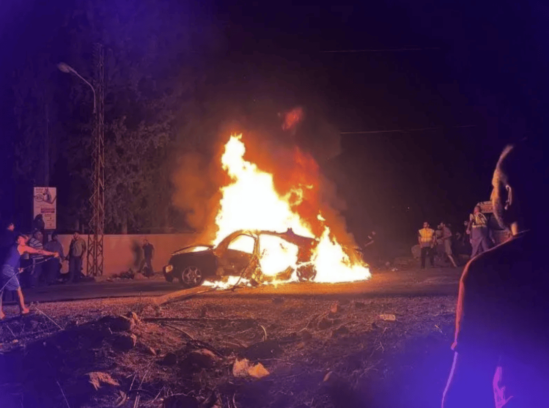 突发：以军对一汽车发射两枚导弹