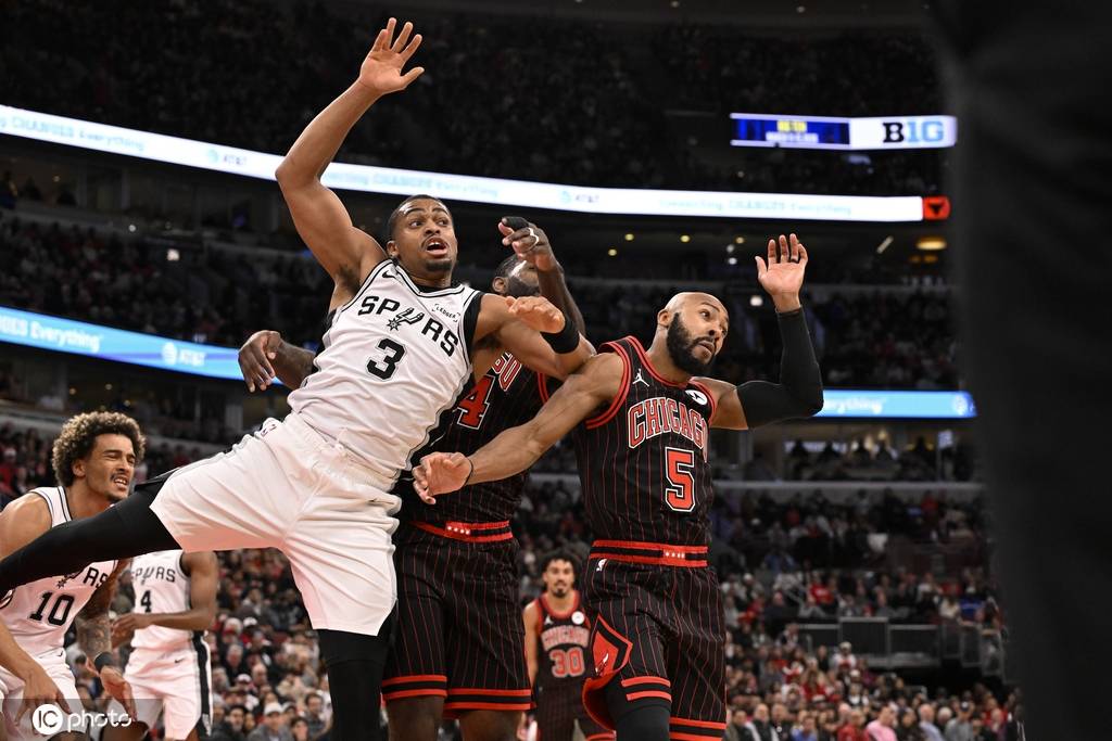 文班亚马38+12+5帽吉迪缺阵 马刺擒公牛迎三连胜