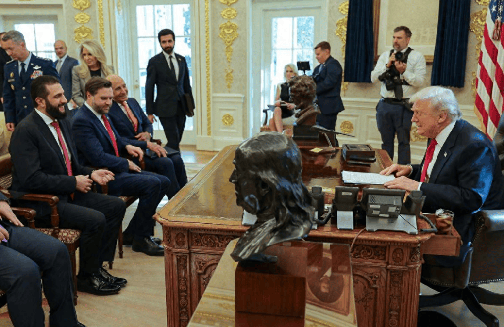 朱拉尼在合照中站得笔直<strong></p>
<p>虚拟币套利交易软件</strong>，特朗普把人叫来白宫，却连正门都不让走