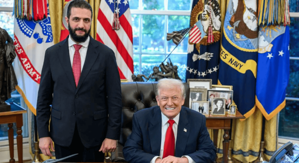 朱拉尼在合照中站得笔直<strong></p>
<p>虚拟币套利交易软件</strong>，特朗普把人叫来白宫，却连正门都不让走