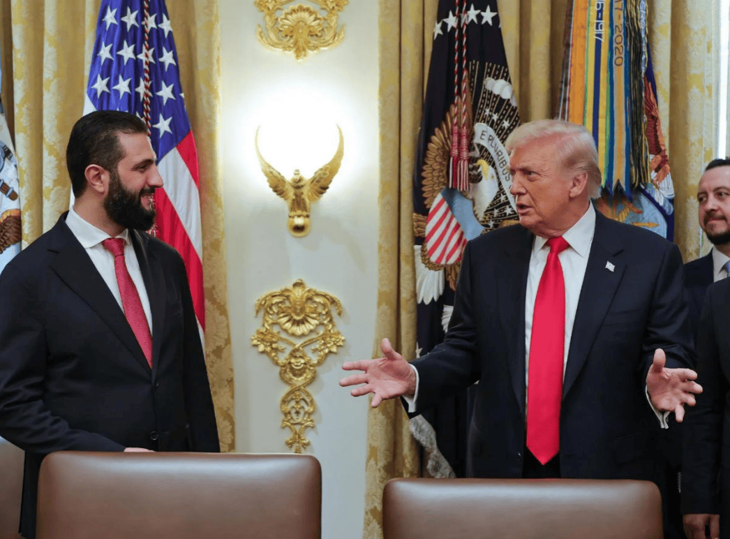 朱拉尼在合照中站得笔直<strong></p>
<p>虚拟币套利交易软件</strong>，特朗普把人叫来白宫，却连正门都不让走