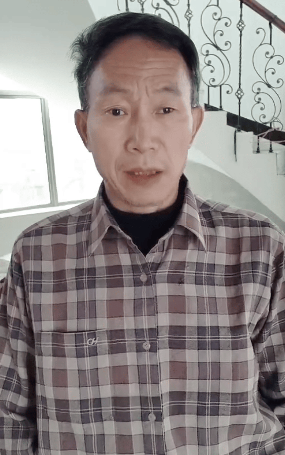 “蛇被我甩开了<strong></p>
<p>虚拟币套利交易软件</strong>，没完全注射毒液”，湖南直播抓蛇被咬伤网红被警方拘留后发声道歉