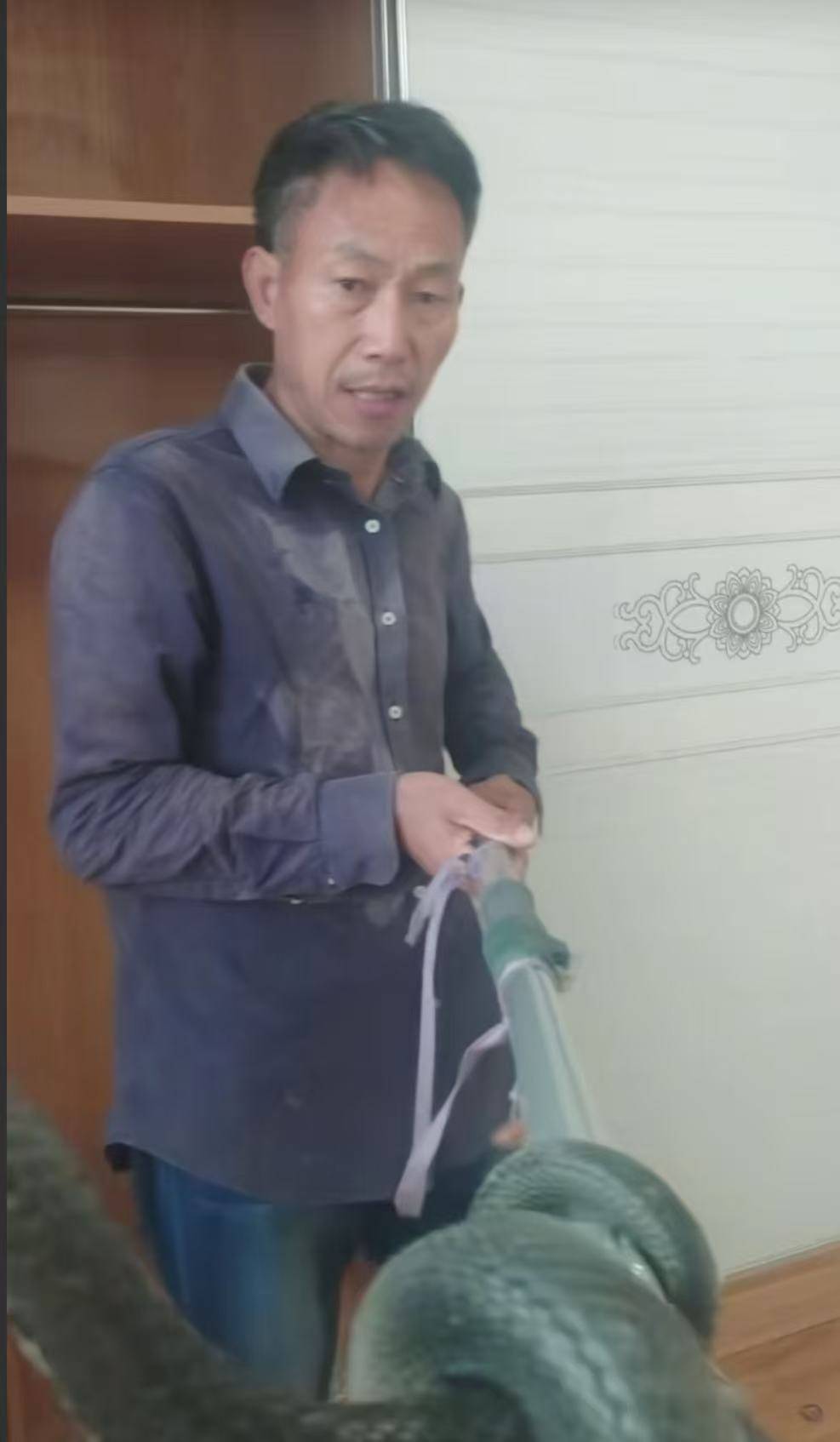 “蛇被我甩开了<strong></p>
<p>虚拟币套利交易软件</strong>，没完全注射毒液”，湖南直播抓蛇被咬伤网红被警方拘留后发声道歉