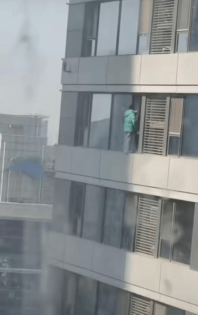 石家庄万象城一女子坠楼<strong></p>
<p>虚拟币套利交易软件</strong>，目击者称心里不是滋味，警方：已出警处理