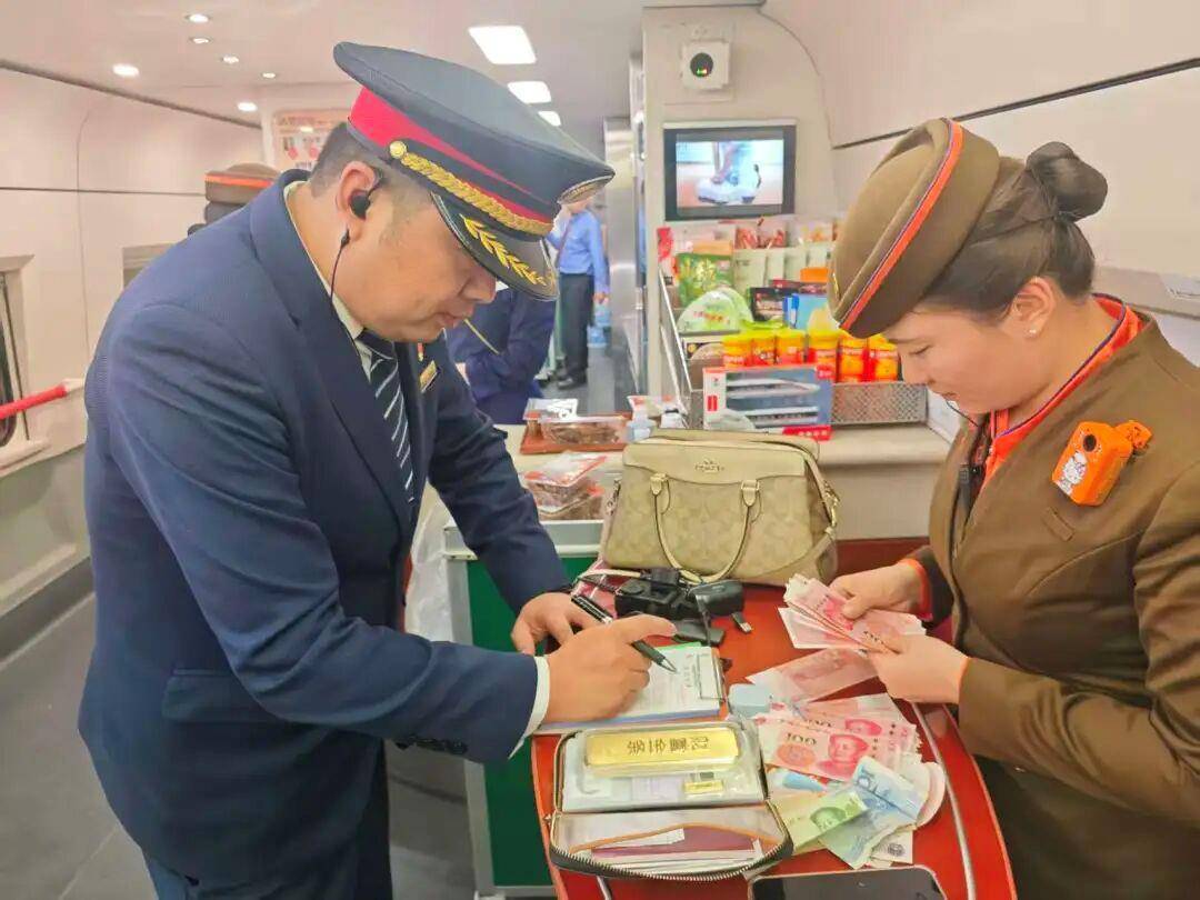 高铁上手提包无人认领 查验后里面竟有价值百万的物品