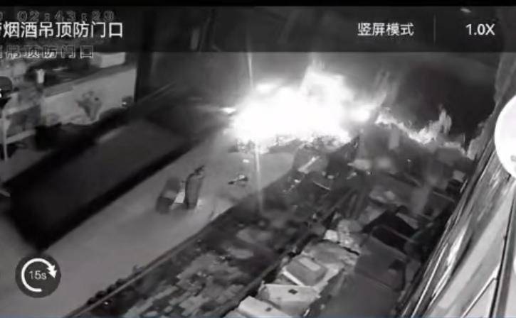 多名男子开越野车撞开烟酒店大门行窃<strong></p>
<p>虚拟币中逆市</strong>，失主报案称损失超20万元，警方回应