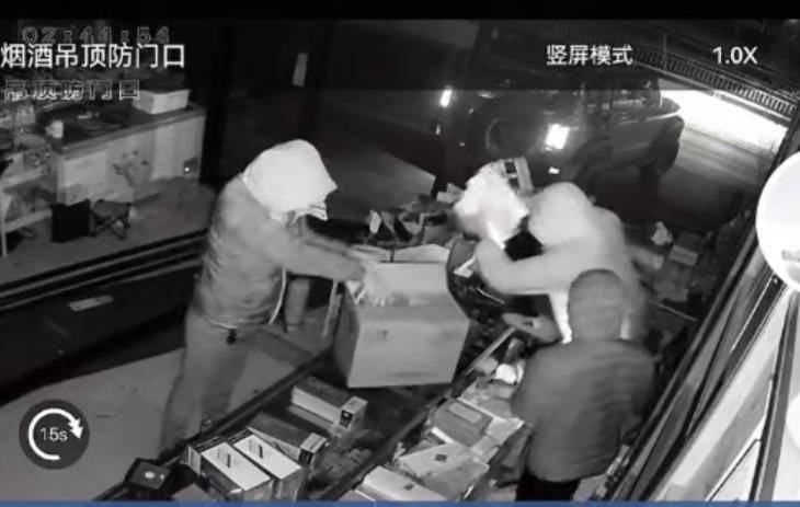 多名男子开越野车撞开烟酒店大门行窃<strong></p>
<p>虚拟币中逆市</strong>，失主报案称损失超20万元，警方回应