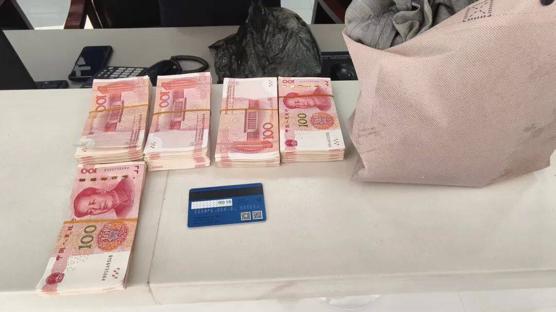 4.2万现金深夜“躺”在路上<strong></p>
<p>虚拟币中逆市</strong>，谁丢的？咸宁民警2天破案发现暖心真相