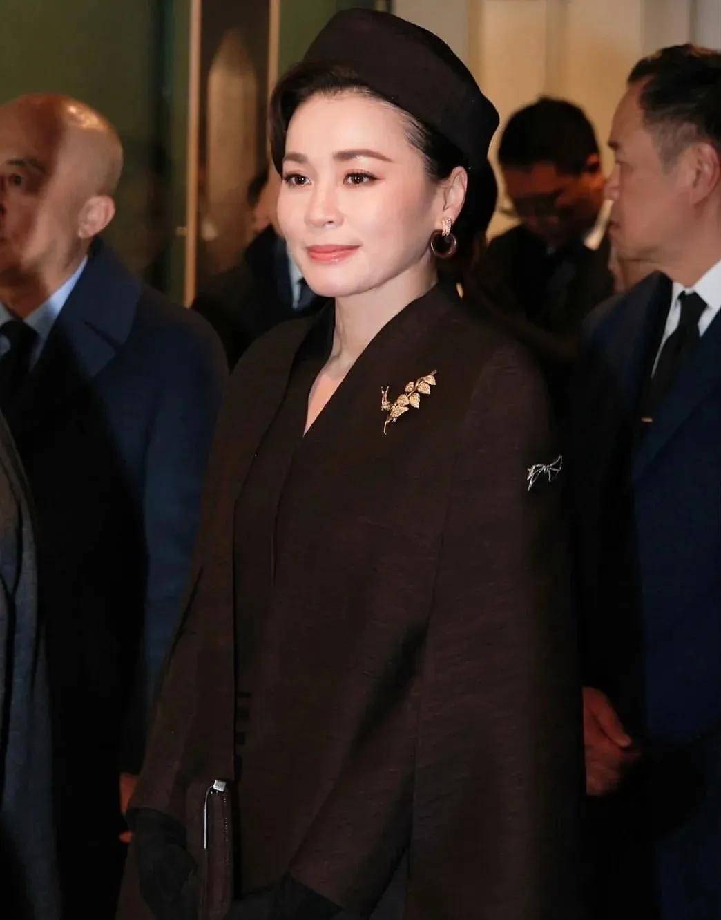 泰国王后访华“穿搭九宫格”出圈<strong></p>
<p>虚拟币中逆市</strong>，隆重珠宝展现用心诚意