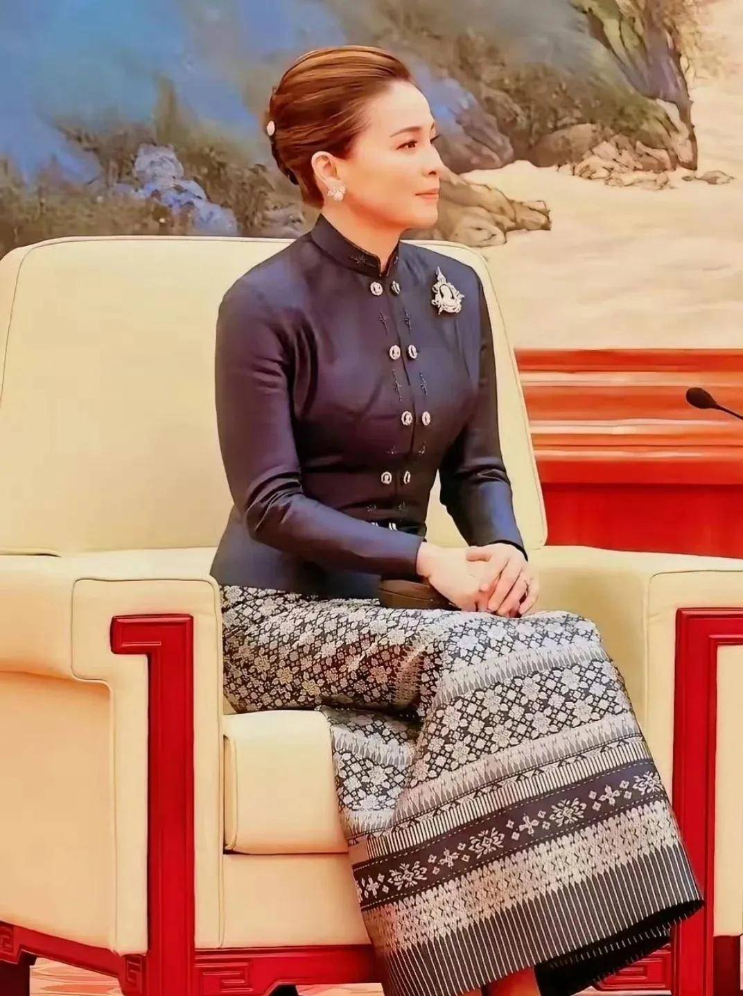 泰国王后访华“穿搭九宫格”出圈<strong></p>
<p>虚拟币中逆市</strong>，隆重珠宝展现用心诚意