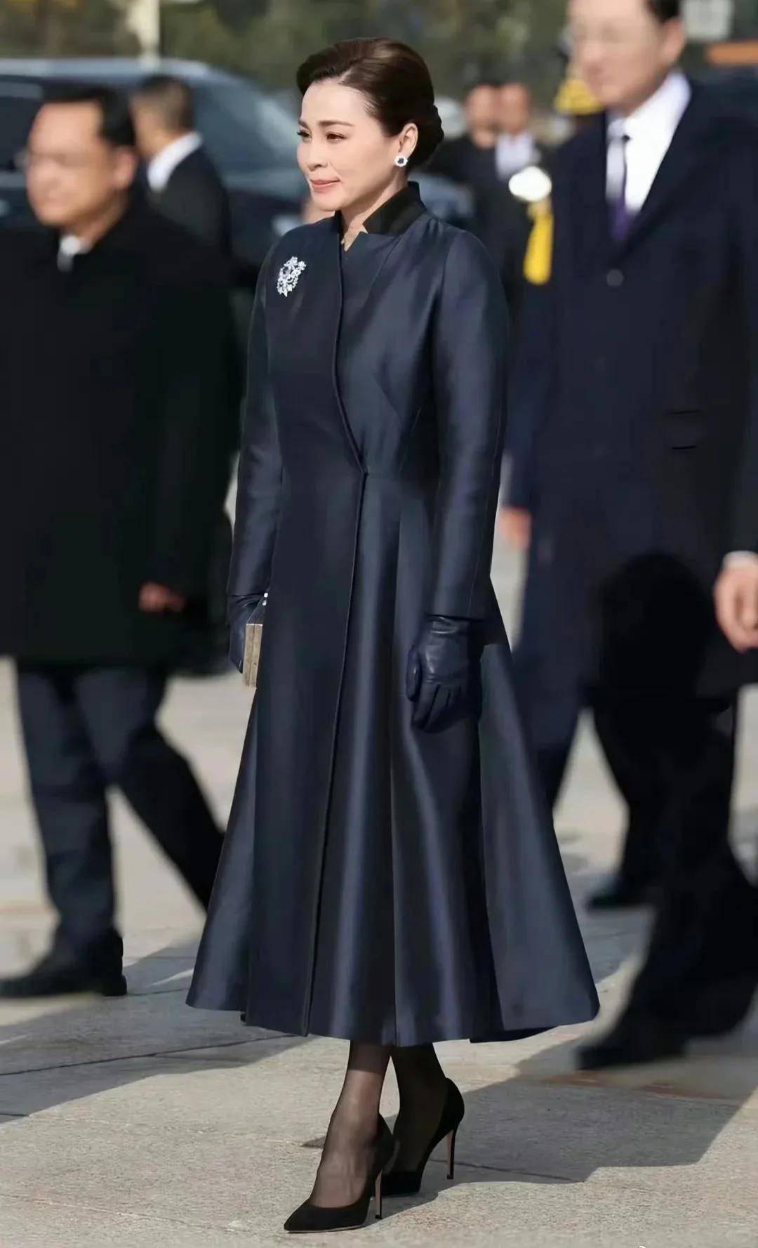 泰国王后访华“穿搭九宫格”出圈<strong></p>
<p>虚拟币中逆市</strong>，隆重珠宝展现用心诚意