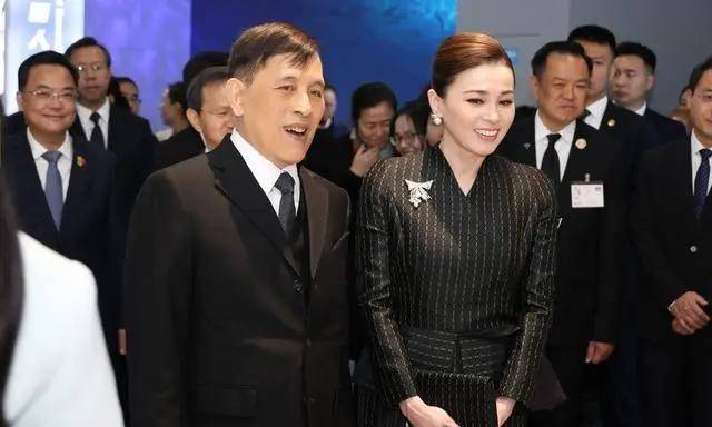 泰国王后访华“穿搭九宫格”出圈<strong></p>
<p>虚拟币中逆市</strong>，隆重珠宝展现用心诚意