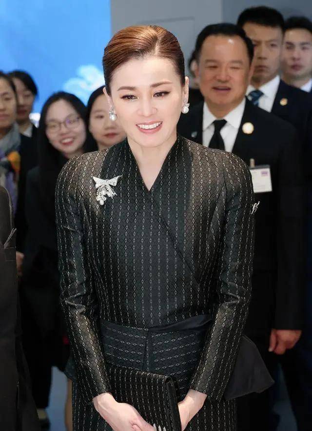 泰国王后访华“穿搭九宫格”出圈<strong></p>
<p>虚拟币中逆市</strong>，隆重珠宝展现用心诚意