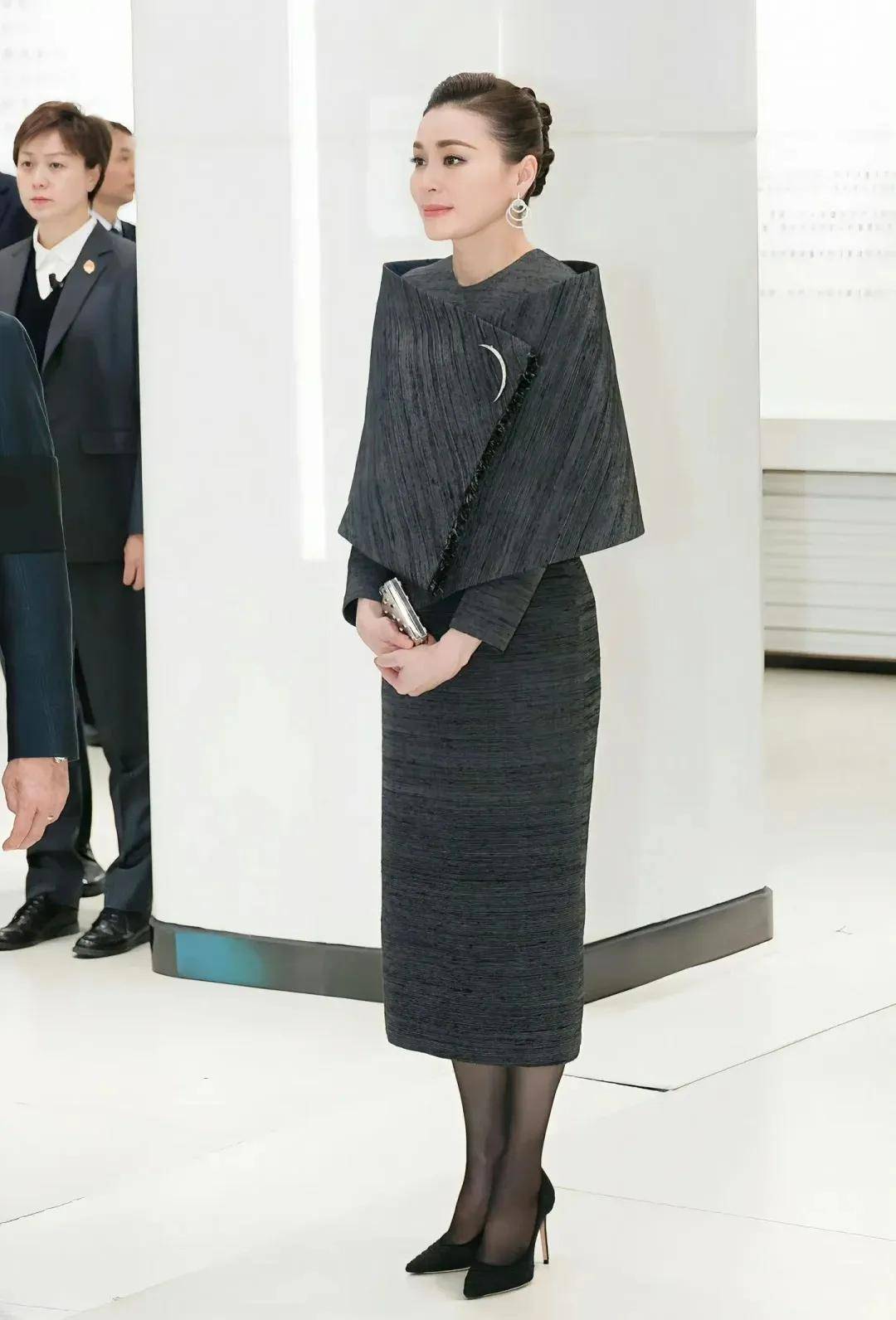 泰国王后访华“穿搭九宫格”出圈<strong></p>
<p>虚拟币中逆市</strong>，隆重珠宝展现用心诚意