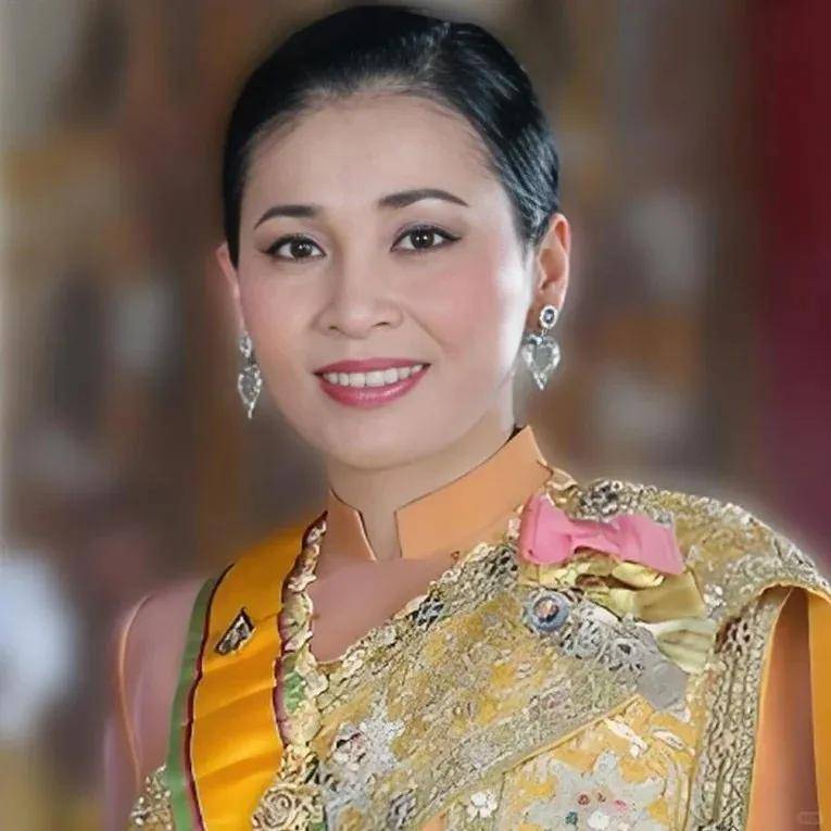 泰国王后访华“穿搭九宫格”出圈<strong></p>
<p>虚拟币中逆市</strong>，隆重珠宝展现用心诚意